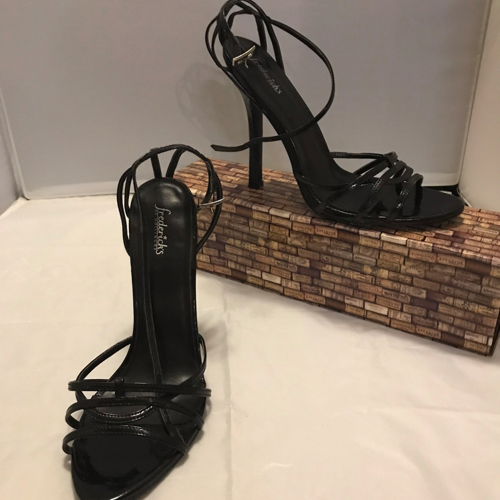 THIN STRAPPY BLACK HEELS